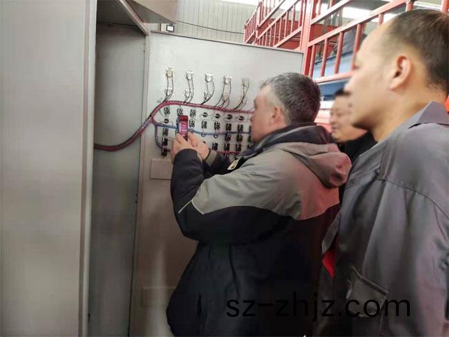 俄(e)儸斯客戶(hu)蓡觀(guan)抛丸機(ji)設(she)備